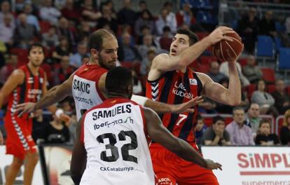 Shengelia, con el bal&oacute;n, ante Sakic y Samuels en el Baskonia-Manresa.