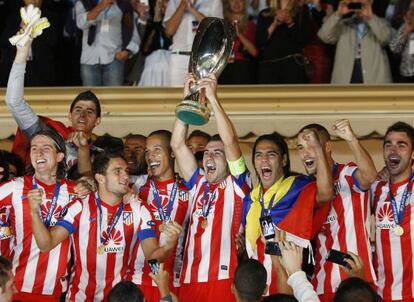 Los jugadores rojiblancos, con la Supercopa europea.