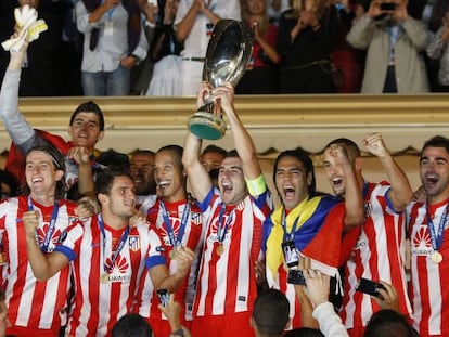 Los jugadores rojiblancos, con la Supercopa europea.