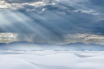 Uma enorme nuvem descarrega chuva torrencial sobre as montanhas de San Andrés, que rodeiam as dunas do White Sands National Monument, nos Estados Unidos. Sua areia confunde-se com a neve devido a sua extrema brancura.