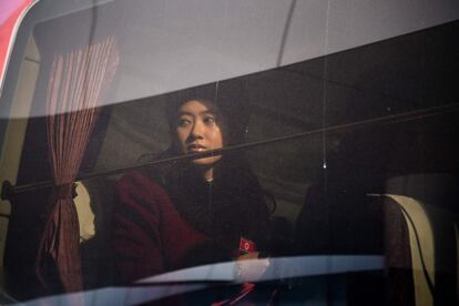 Una 'cheerleader' se sienta en un autobús que las lleva al hotel donde se alojarán durante los Juegos Olímpicos de Invierno de Pyeongchang (Corea del Sur).