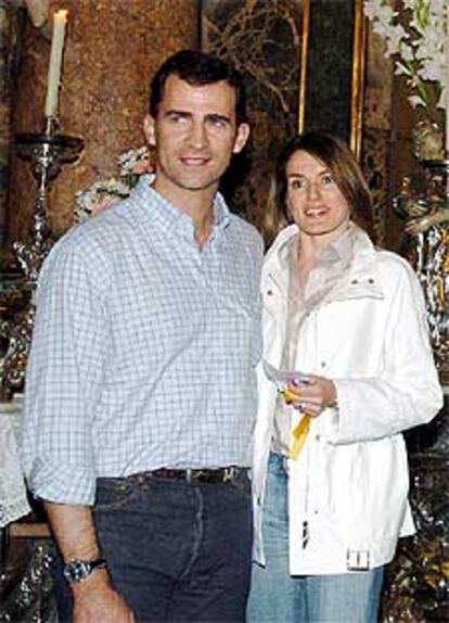 Los recién casados posan en el camarín de la Virgen del Pilar, durante su visita ayer a la basílica de Zaragoza.