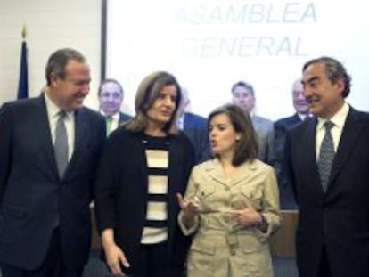 GRA155. MADRID, 02/07/2013.- La vicepresidenta del Gobierno, Soraya S&aacute;enz de Santamar&iacute;a (2d), y la ministra de Empleo, F&aacute;tima B&aacute;&ntilde;ez (2i), junto al presidente de la Confederaci&oacute;n Espa&ntilde;ola de Organizaciones Empresariales (CEOE), Juan Rosell (d), y el presidente de la Confederaci&oacute;n Espa&ntilde;ola de Peque&ntilde;a y Mediana Empresa (CEPYME), Jes&uacute;s Terciado, durante la clausura de la Asamblea General de CEPYME 2013, hoy en Madrid. EFE/Chema Moya
 
 