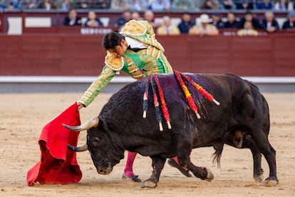 Derechazo de Miguel Ángel Perera al cuarto toro de la tarde.