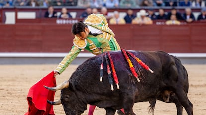Derechazo de Miguel Ángel Perera al cuarto toro de la tarde.