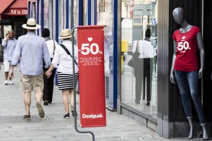 Una tienda de Desigual promociona sus rebajas en Par&iacute;s