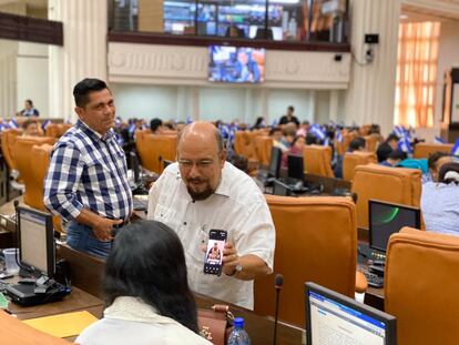 Edwin Castro, jefe de la bancada sandinista, burlándose de la covid-19 en plena sesión legislativa en marzo.