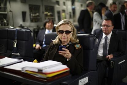 Esta imagen de Clinton trabajando a bordo de un avión militar que le trasladaba a Trípoli inspiró una página web dedicada a la secretaria. Sus autores acabaron siendo invitados al despacho de Clinton, que les firmó la imagen con un "Hillz".