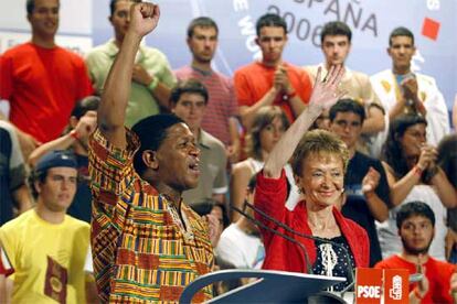 El presidente de la Unión Internacional de Juventudes Socialistas, Fikile Mbalula, y Fernández de la Vega,  en Alicante.