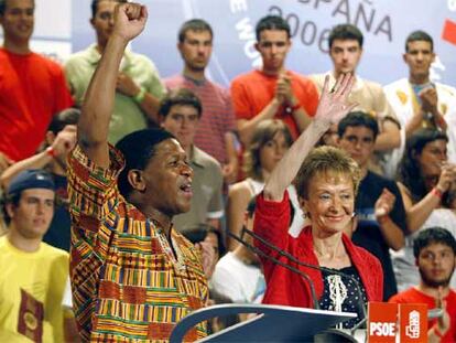 El presidente de la Unión Internacional de Juventudes Socialistas, Fikile Mbalula, y Fernández de la Vega, en Alicante.