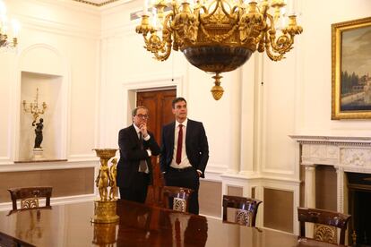 Torra y Sánchez en una de las salas del Palacio de La Moncloa.