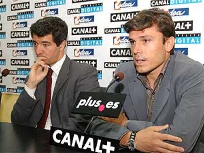 Toni, en su presentación el jueves, con Miguel Ángel Gil, director general del Atlético de Madrid.