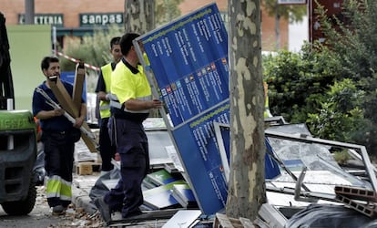 Retirada de carteles de la Línea 5 de Metro el viernes pasado en Suanzes.