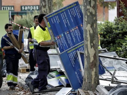 Retirada de carteles de la Línea 5 de Metro el viernes pasado en Suanzes.