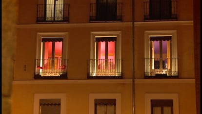 <p><strong>¿Donde está?</strong> En una calle cercana a la Gran Vía madrileña. <strong>¿Por qué es famosa?</strong> Por el 'docureality' protagonizado por el matrimonio en MTV: 'Alaska & Mario'. <strong>¿Cuál es su problema?</strong> Aunque en Madrid fuera ciertamente vox populi dónde vivían el matrimonio Gara-Vaquerizo, algunos detalles vistos en su 'reality' hicieron que toda España supiera la ubicación exacta. Además, en alguna de las temporadas la casa es directamente la protagonista, con obras y ampliaciones que la acababan convirtiendo en dúplex y triplex. La cantante y el 'showman' llegaron a tener una crisis con la comunidad de vecinos, que se quejó de los numerosos fans que acudían al portal. Intentaron calmar los ánimos con una nota que rezaba así: "No podemos atender a nadie, no llaméis a los timbres, no recogeremos los mensajes, no escribáis en la pared del portal”. </p>