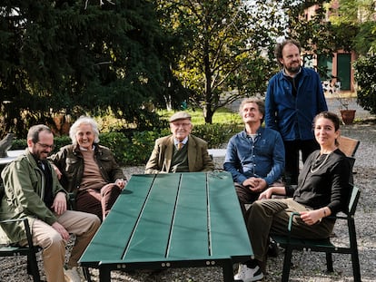 Daniel García, de ICON, y Cuqui Valcárcel, Miguel y Gonzalo Milá, Poldo Pomés y Claudia Oliva alrededor de la mesa Basic.