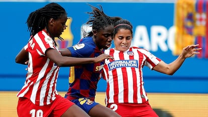 Oshoala intenta marcharse de la presión de Tounkara y Robles, durante el partido de la Liga Iberdrola.