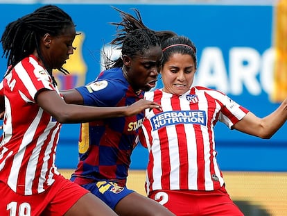 Oshoala intenta marcharse de la presión de Tounkara y Robles, durante el partido de la Liga Iberdrola.