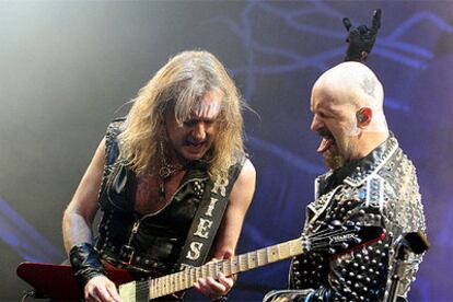 Un momento de la actuación en el Palacio Vistalegre del grupo de <i>heavy metal</i> Judas Priest, liderado por Rob Halford (a la derecha).