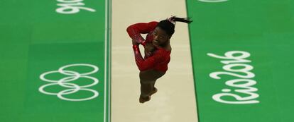 Simone Biles en la prueba de salto de potro.