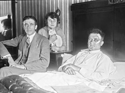 Henri Pelissier, en la cama tras un accidente, junto a su hermano Francis y su primera esposa.
