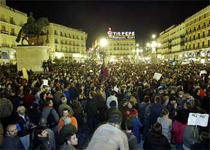 Aspecto de la concentración en la Puerta del Sol, pasada la medianoche de ayer.