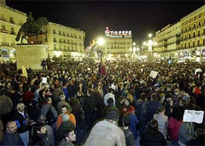 Aspecto de la concentración en la Puerta del Sol, pasada la medianoche de ayer.