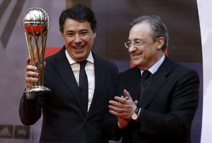El presidente de la Comunidad de Madrid, Ignacio González, junto al presidente del Real Madrid, Florentino Pérez, durante la recepción ofrecida a los ganadores de la Copa del Rey de baloncesto 2014.