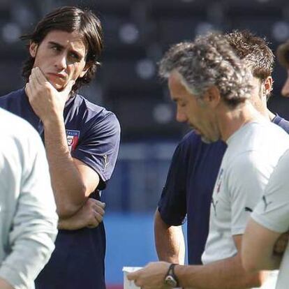 Aquilani atiende a Donadoni en el entrenamiento de Italia.