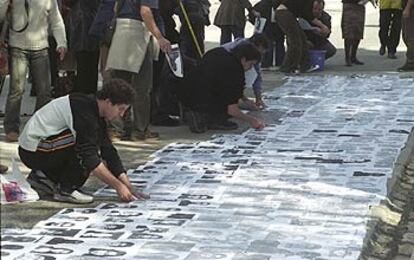 Aspecto de la alfombra hecha por alumnos de Bellas Artes de Granada con rostros de personas anónimas.