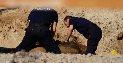 German police experts work during the disposal operations of a bomb dropped during World War II on April 20, 2018 near the Hauptbahnhof main railway station in Berlin's Mitte district.  The planned disposal of the unexploded World War II bomb forced a mass evacuation around Berlin's central railway station and likely spark transport chaos in the German capital. / AFP PHOTO / dpa / STR / Germany OUT