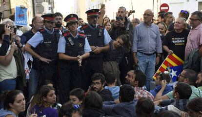 Los mossos, frente a los manifestantes en Terrassa. 