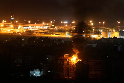 Las llamas de un edificio bombardeado en el barrio de Dahiyeh situado cerca del aeropuerto internacional Rafik Hariri de Beirut, este viernes. 