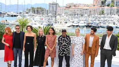 Da esquerda para a direita, o júri do Festival de Cannes em 2021: Mylène Farmer, Kleber Mendonça Filho, Maggie Gyllenhaal, Jessica Hausner, Mati Diop, Spike Lee (presidente), Mélanie Laurent, Tahar Rahim e Song Kang-ho.