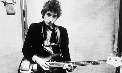 Dylan se pasó a los instrumentos eléctricos en 1965