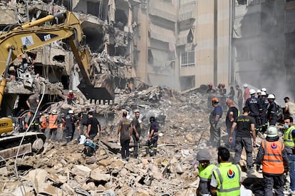 Personal de emergencias buscan supervivientes entre los escombros de varios edificios en Beirut, este sábado. 