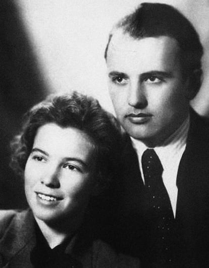 Mijaíl Gorbachov fotografiado junto a su esposa Raisa con quien tendría una hija, Irina.