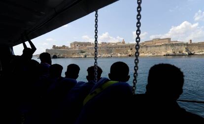 Un grupo de migrantes observa el puerto de La Valeta, en Malta, desde el Aquarius. 