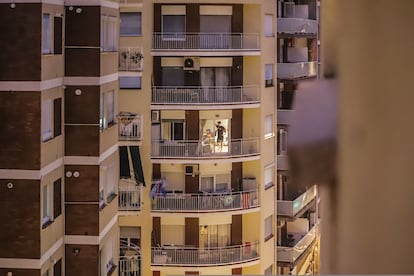 Vista de un bloque de departamentos en Barcelona, este martes.