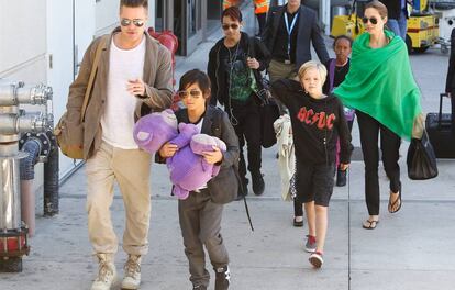 La familia Jolie-Pitt, en el aeropuerto de Los Ángeles en 2014.