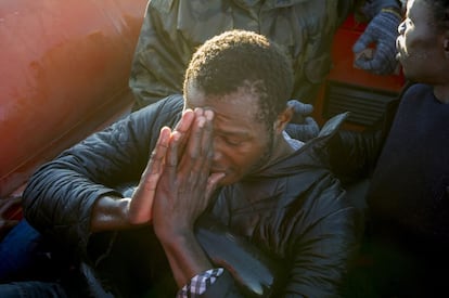 Un inmigrante reza dando las gracias durante el rescate