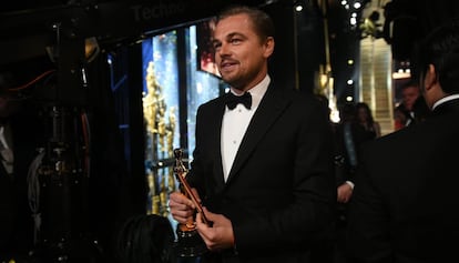 Leonardo DiCaprio vuelve al backstage tras recoger su Oscar. 