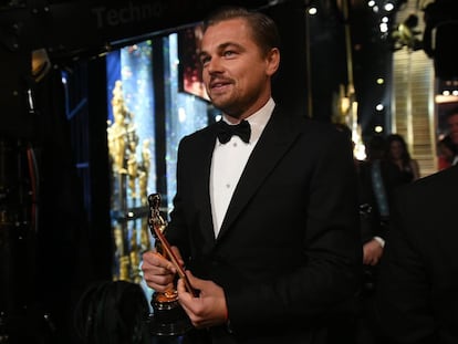 Leonardo DiCaprio vuelve al backstage tras recoger su Oscar. 