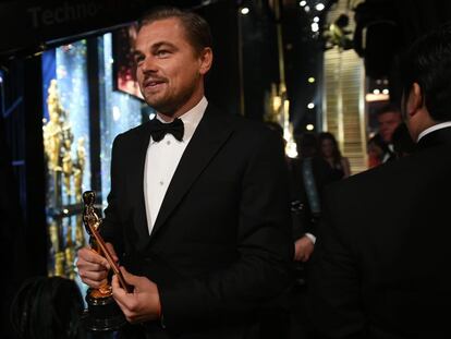 Leonardo DiCaprio vuelve al backstage tras recoger su Oscar. 