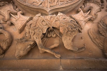 La calidad y belleza de la ornamentación de la fachada se aprecia en esta piel de cordero.