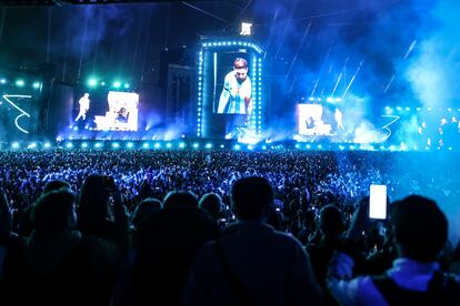 El DJ y productor argentino Bizarrap durante su recital en el Hipódromo de Buenos Aires.