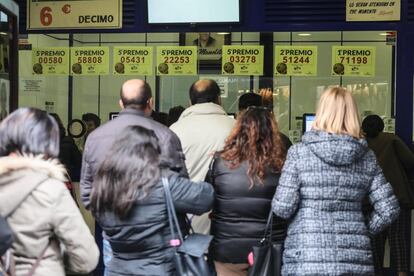 La administración de Doña Manolita presume de los premios otorgados durante el sorteo extraordinario de la Lotería del pasado mes de diciembre. Los más rezagados pueden hacerse con sus décimos hasta las 10.00 de la mañana del sábado 6 de enero.