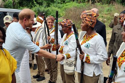 En una corta visita, de apenas una hora, las muestras culturales permitieron al príncipe Enrique y a Meghan interactuar con las comunidades afro y también visitaron la casa cultural y la plaza Benkos Biohó, que lleva el nombre del líder que comandó la rebelión de esclavos cimarrones en el siglo XVII, tras lo cual se convirtió en rey de San Basilio, por lo que fue ahorcado y descuartizado en 1621.
