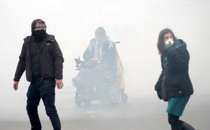 Un hombre en silla de ruedas participa en las protestas de los 'chalecos amarillos' en el centro de París.