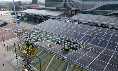Trabajadores instalan paneles fotovoltaicos en un área de servicio en la autopista Jinan-Heze China